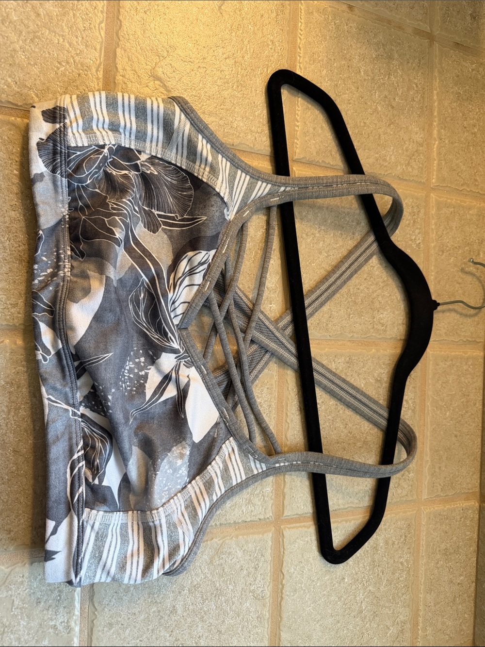 Athleta Sports Bra Size Med Gray Floral Print Moderate Support Strappy Running